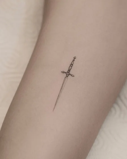 Desenho de tatuagem minimalista de espada em linha fina para homens