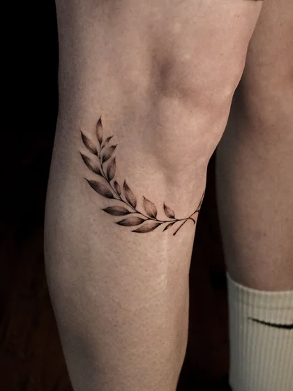 Minimalist Fine Line vine tattoo design for women on leg and knee