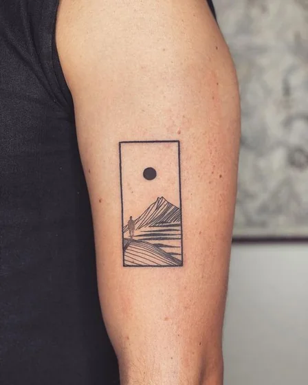 Tatuagem minimalista de linha fina de montanha e sol para homens no braço