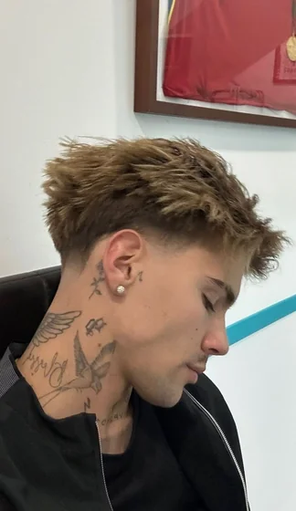 Desenho de tatuagem patchwork de linha fina com pássaro, asa e palavra para homens no pescoço