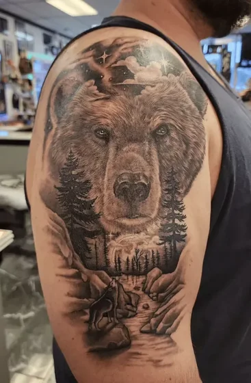 Desenho de tatuagem realista de urso, lobo e árvore para homens no braço