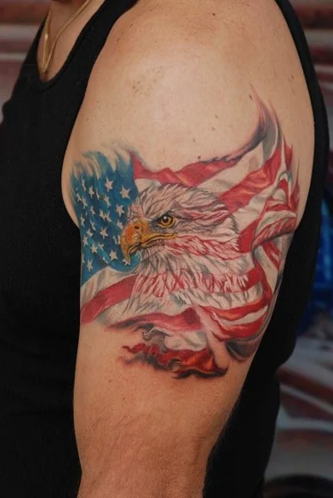 Desenho de tatuagem realista de águia e bandeira americana para homens no braço