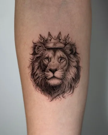 Ideia de tatuagem realista de linha fina de leão com coroa para homens e mulheres no braço