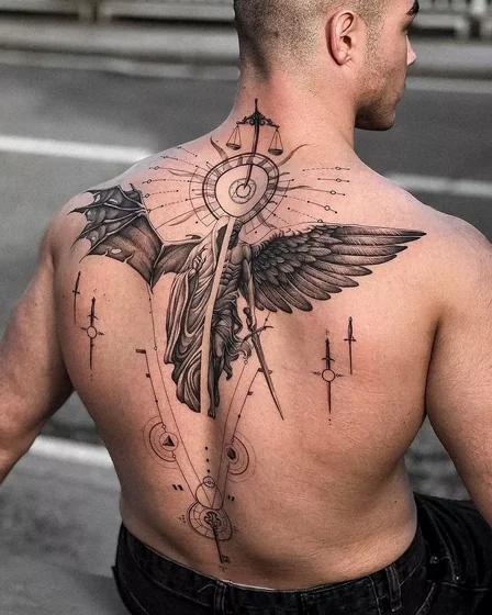 Desenho de tatuagem realista e geométrica de anjo, relógio e balança para homens nas costas