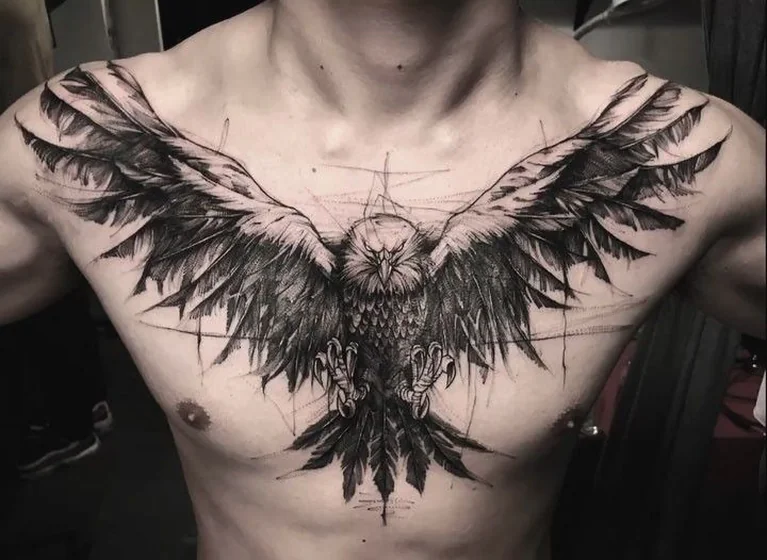 Desenho de tatuagem de águia em estilo esboço realista para homens no peito e ombro