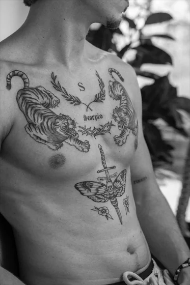 Ideia de tatuagem patchwork tradicional com tigre, escorpião, mariposa e caveira para homens no peito
